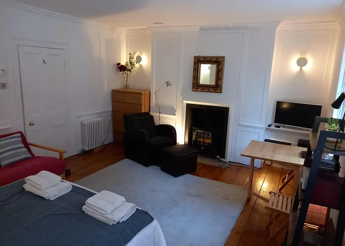 Large Bright Soho Studio Flat With Large Terrace